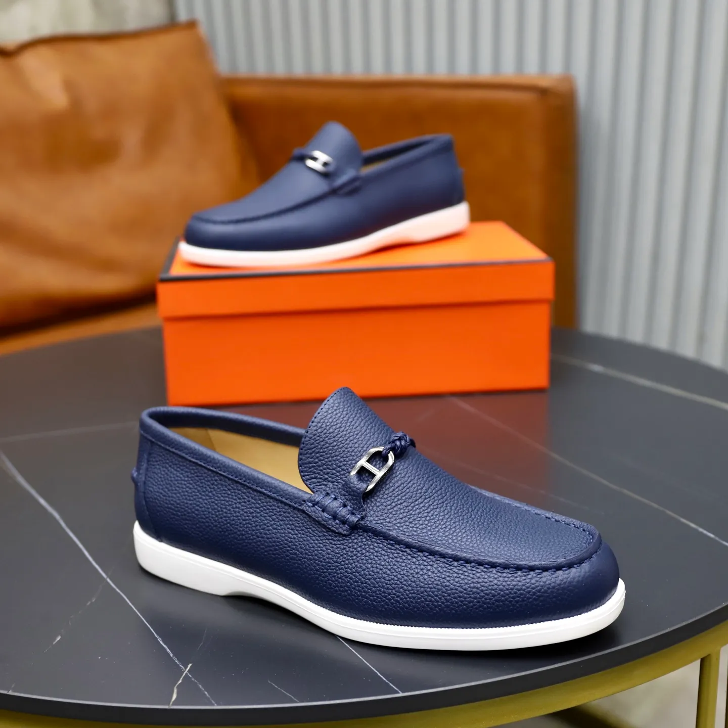 Ex-factory price: 560💰Hermès/Hermès slip-on men's shoes. This shoe is made of imported pebbled cowhide. It has simple and smooth lines and is combined with aerodynamically designed 3CM rubber foam ultra-light soles! Youthful and fashionable, classic H-shaped hardware buckle decoration, calf lining gently wraps the feet, with logo cowhide feet, casual and urban style, highlighting youthful vitality, sports and leisure version, super versatile, code number: 38-39-40-41-42-43-44 standard leather shoe size (45 can be customized but does not support returns)